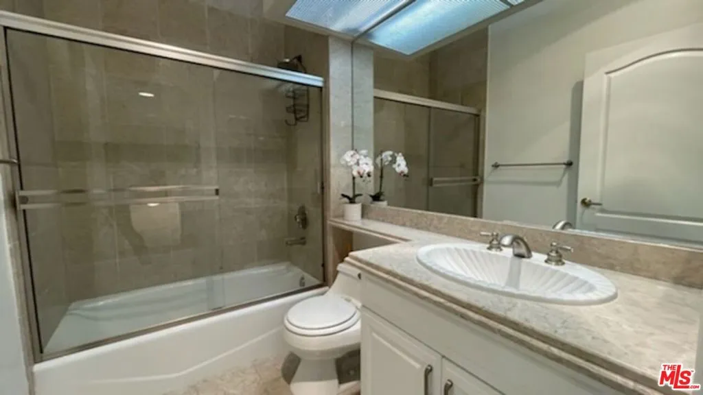 Additional bathroom next to gu