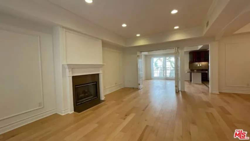 Spacious Living room with Hard