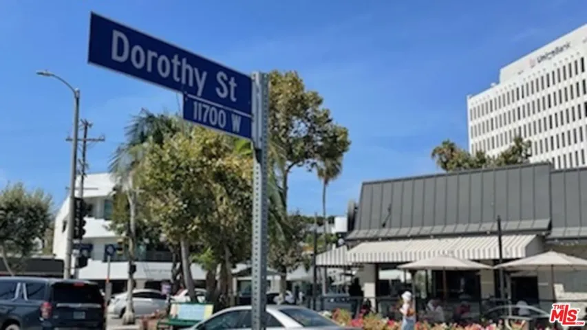 In the Heart of Brentwood!