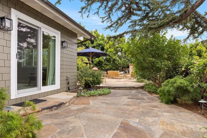 Beautiful Flagstone patio