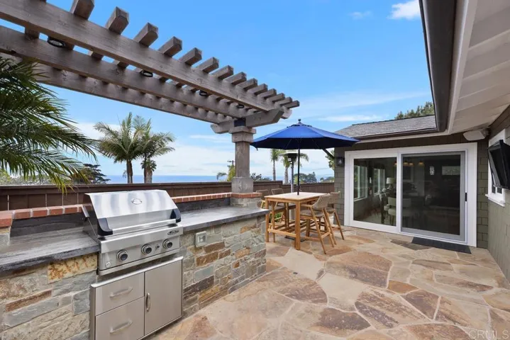 Built in stainless steel grill so convenient!