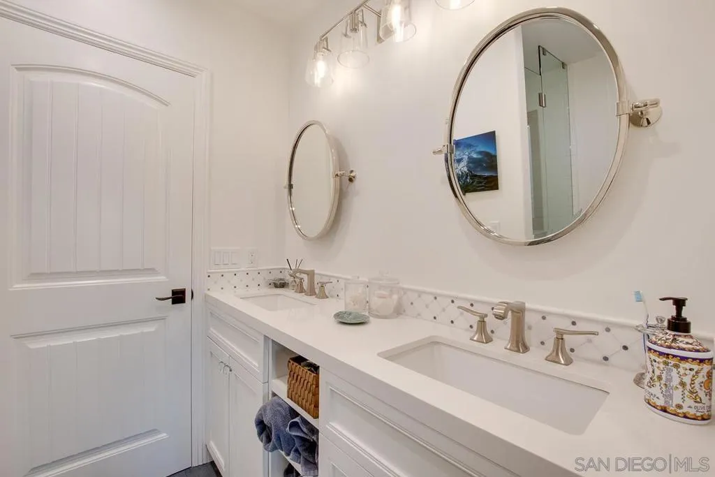 2nd full bath en-suite.
