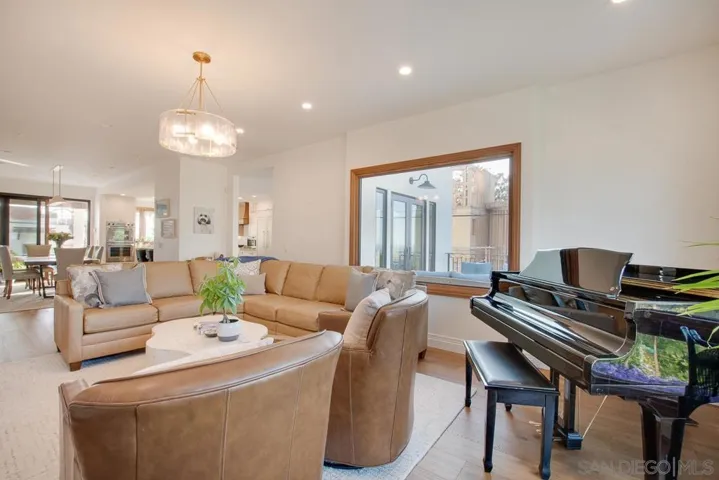 Complete with grand piano!