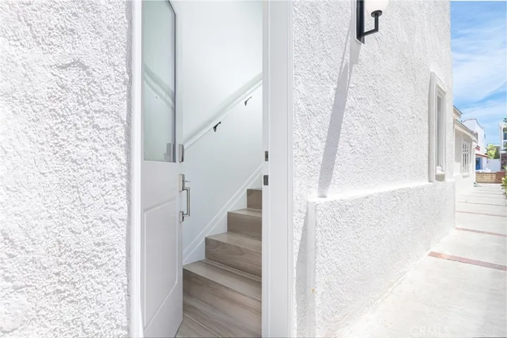 Studio separate entrance in second level