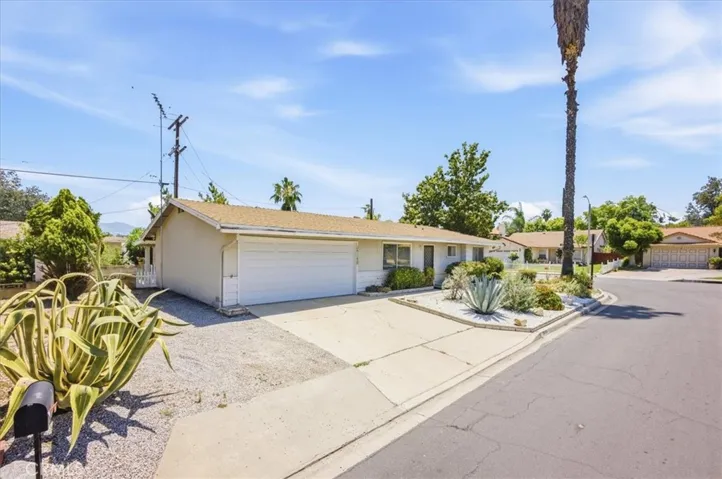 26124 New Chicago, Hemet, California 92544