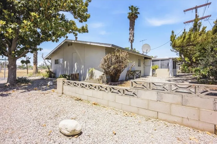 26124 New Chicago, Hemet, California 92544