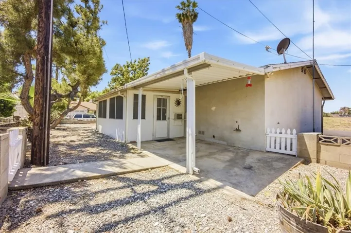 26124 New Chicago, Hemet, California 92544