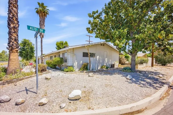 26124 New Chicago, Hemet, California 92544