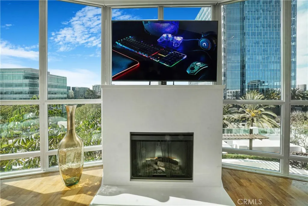 Floating quartz fireplace