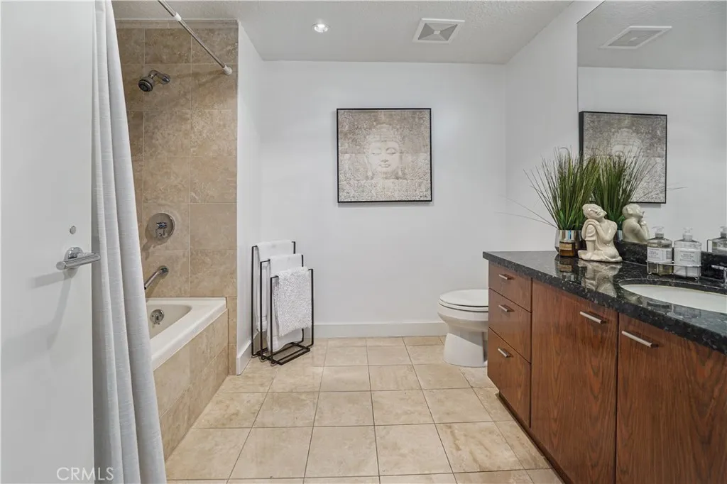 Guess bathroom with soaking tub