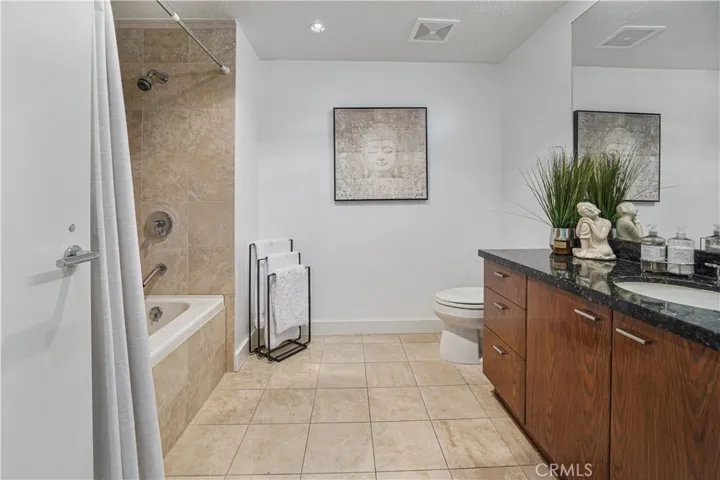 Guess bathroom with soaking tub