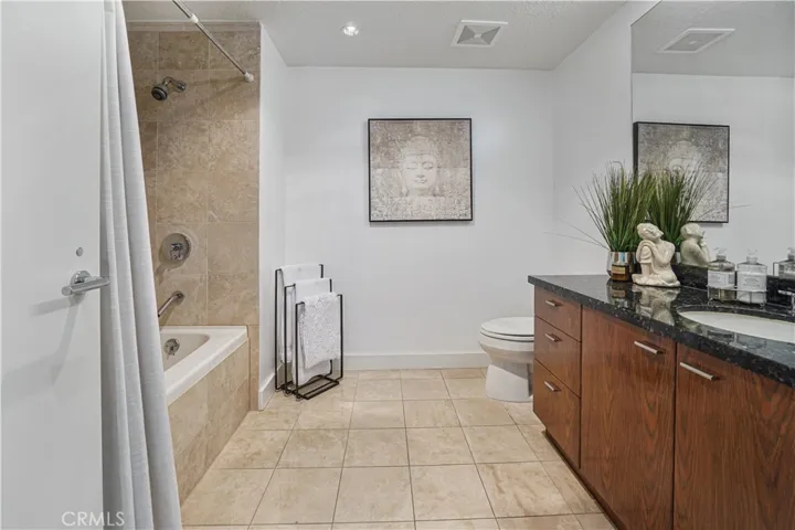 Guess bathroom with soaking tub