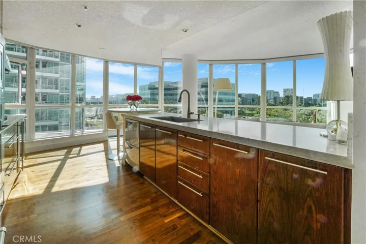 Quartz counter and breakfast bar.