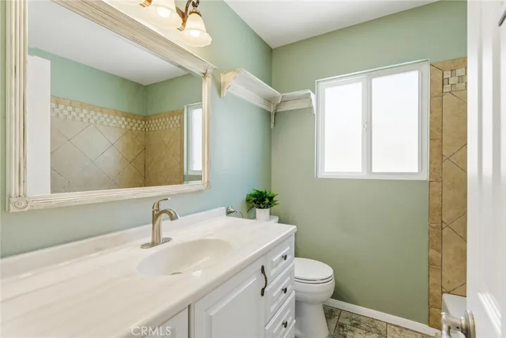 Full bath, shower/tub combo