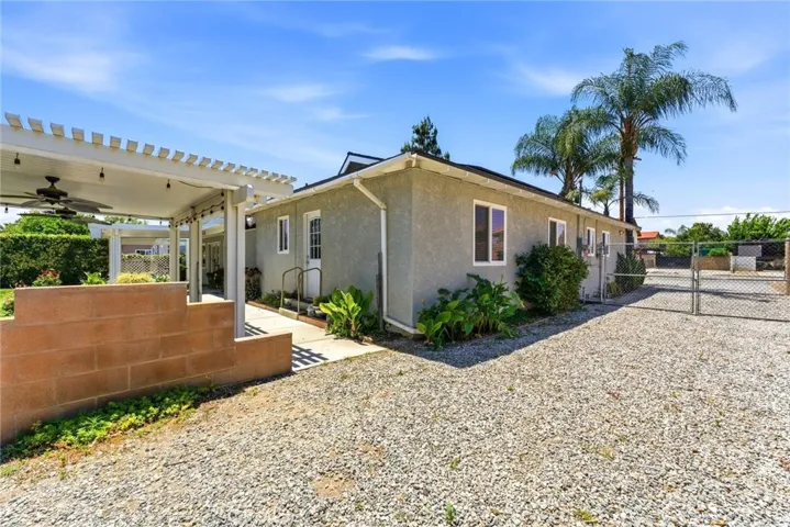 RV PARKING, BACK YARD FULLY FENCED
Rain gutter