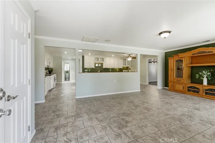 Open concept livingroom & kitchen