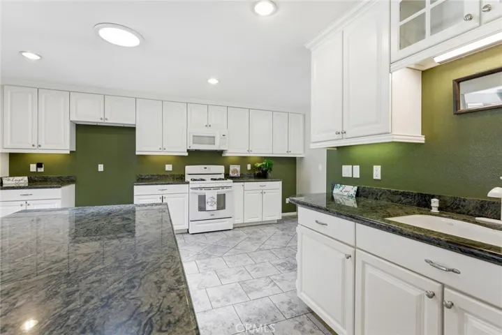 Gas oven range, tons of cabinet space