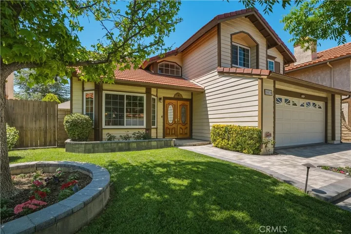 Beautiful lush front yard & driveway pavers