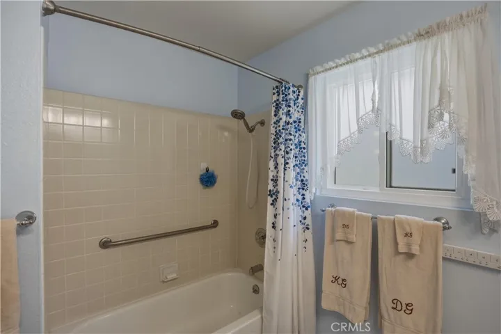 Hall bath with bathtub