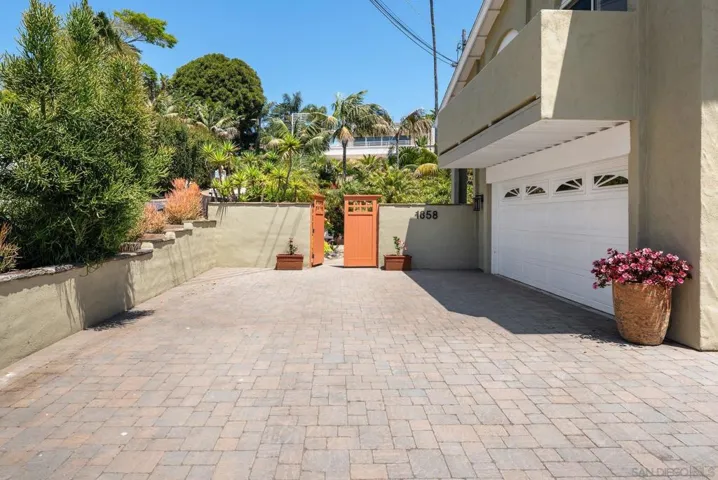 1858 Laurel Rd, Oceanside, California 92054