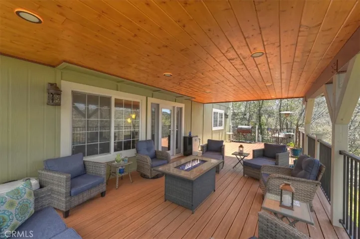 Beautiful deck off the family room