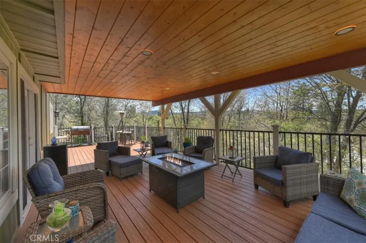 Large trex deck off the family room