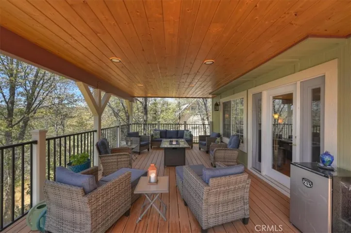 Large trex deck off the family room