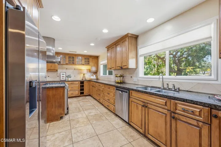 37-web-or-mls-897-old-farm-rd