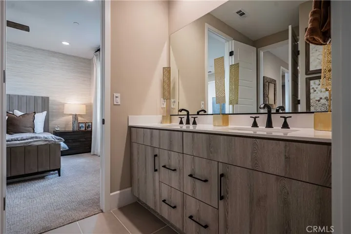 JACK & JILL BATH W DUAL SINKS (BED 2 & 3)