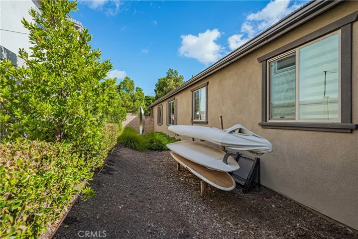 SPACIOUS SIDE YARD