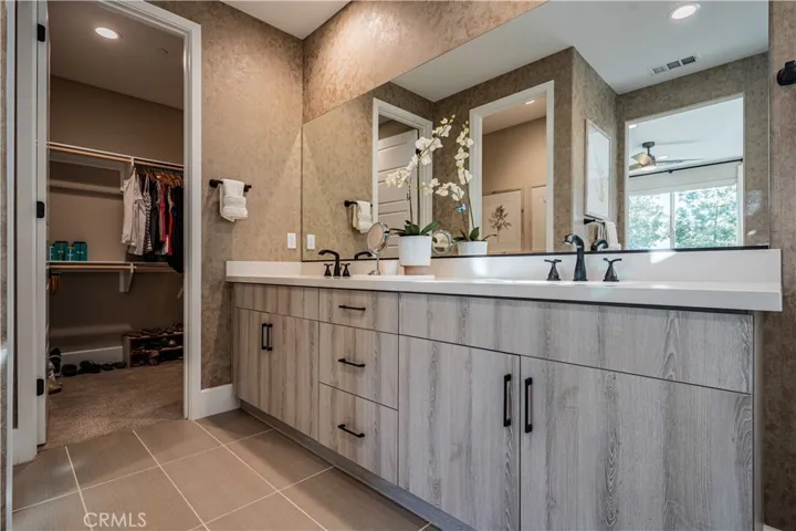 PRIMARY BATH WITH DUAL SINKS