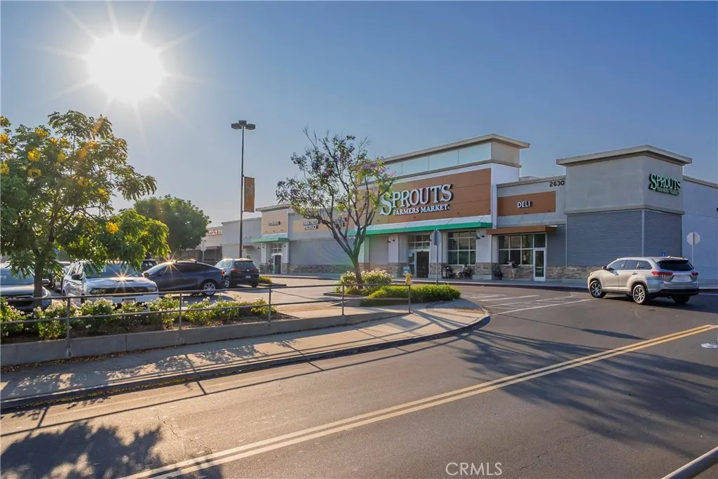Only mins to shopping centers