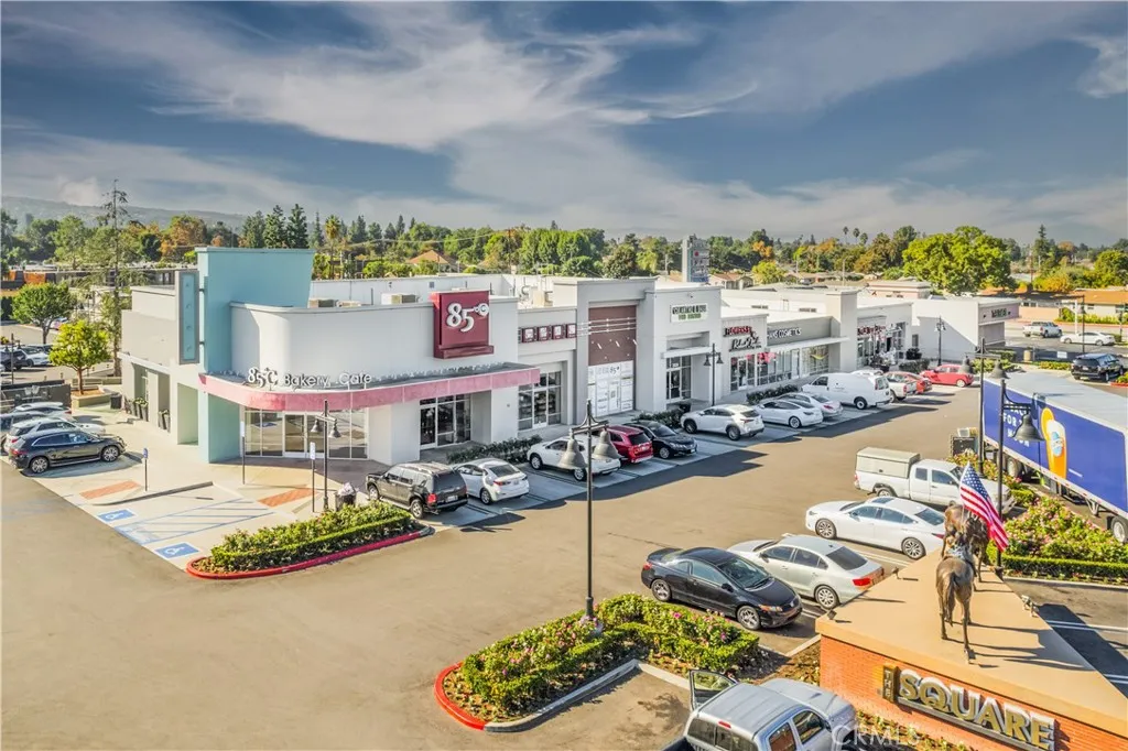 Only mins to shopping centers