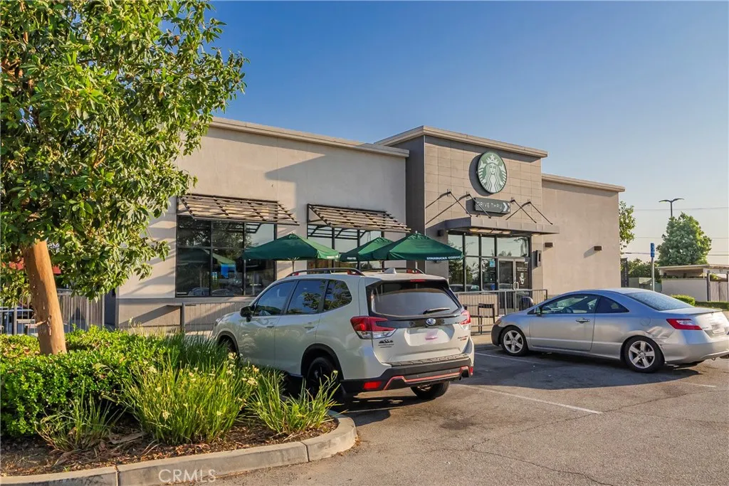 Only mins to shopping centers