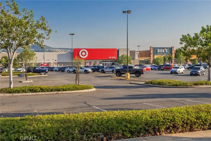 Only mins to shopping centers