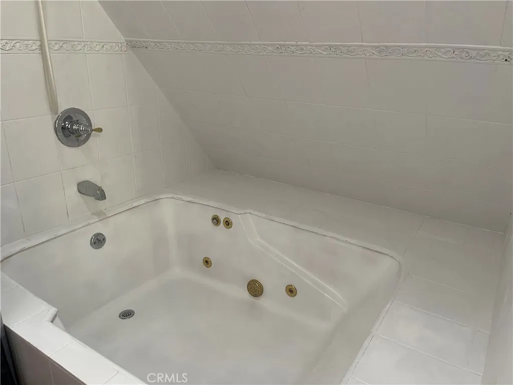 2 person jetted tub (Loft)