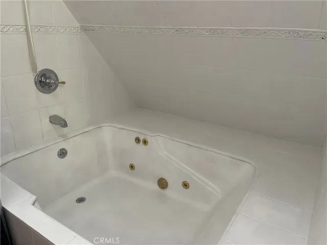 2 person jetted tub (Loft)