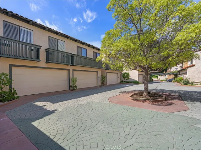 Circular courtyard drive way