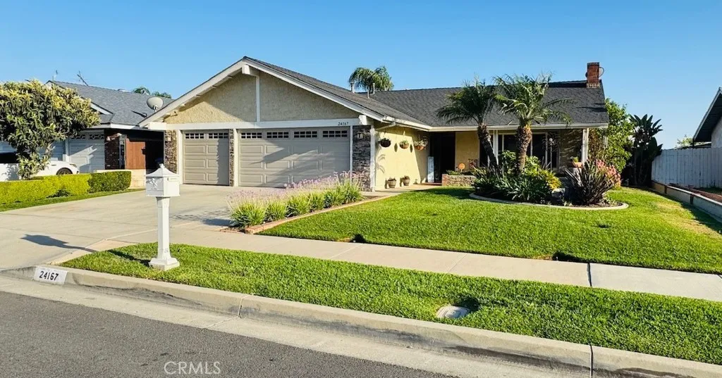 right front showing landscaping island