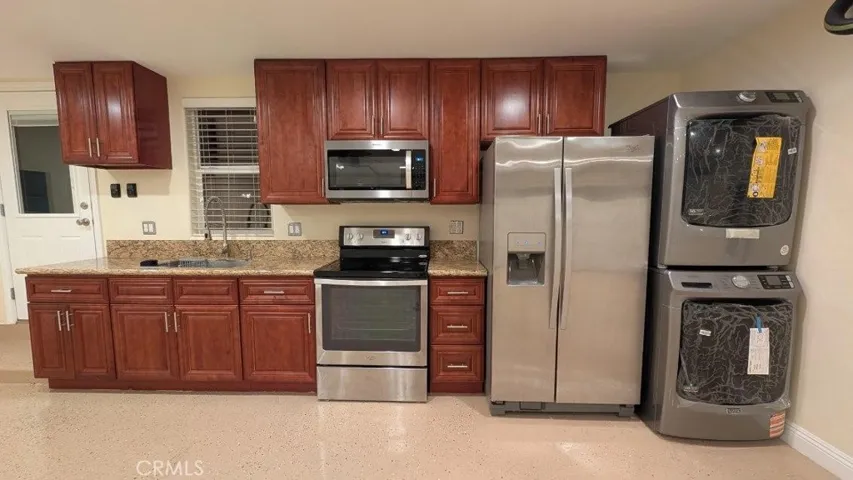 Full kitchen
