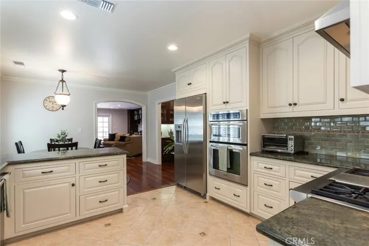 481 Paulette Place, La Canada Flintridge, California 91011