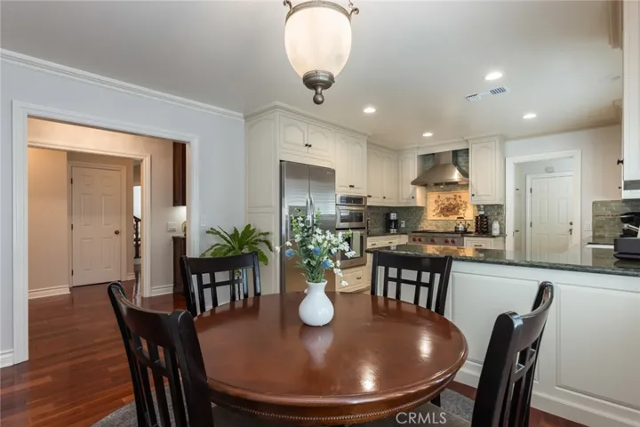 481 Paulette Place, La Canada Flintridge, California 91011