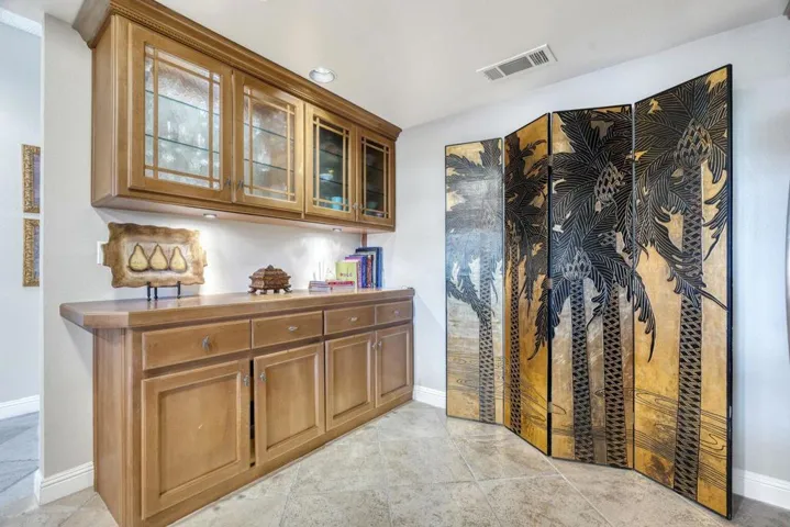 Extensive kitchen storage