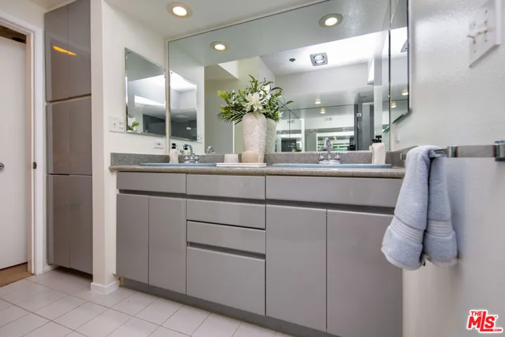 2960 Neilson Way 304, Santa Monica, California 90405