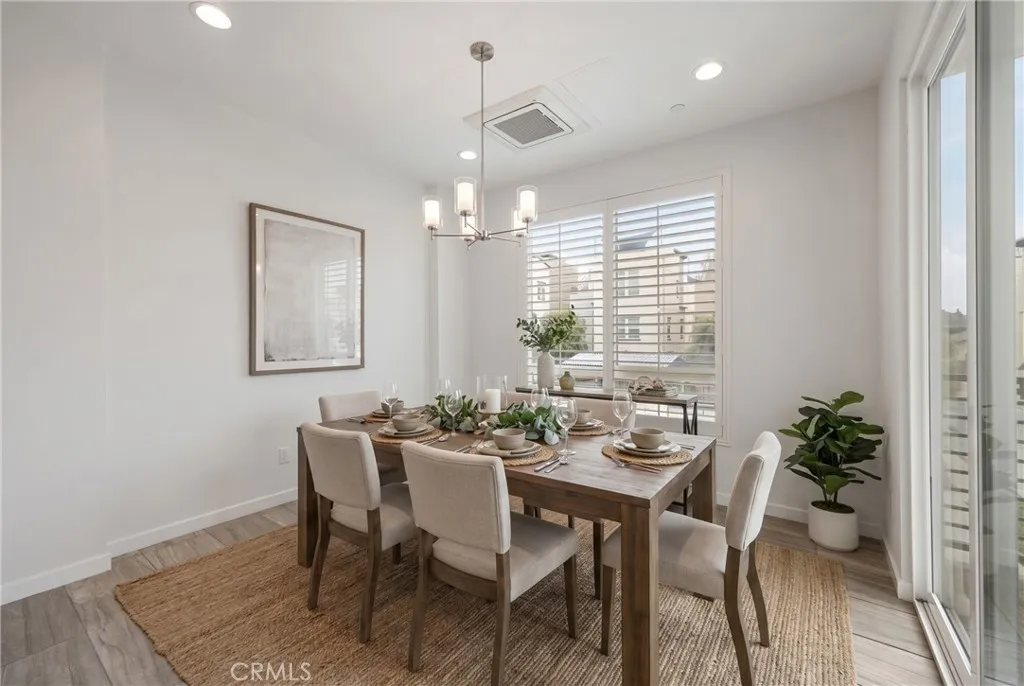 Dining area virtual staged