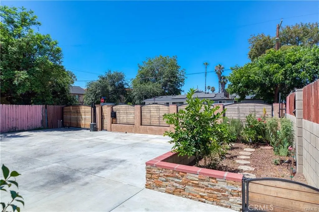 Garden area in front yard