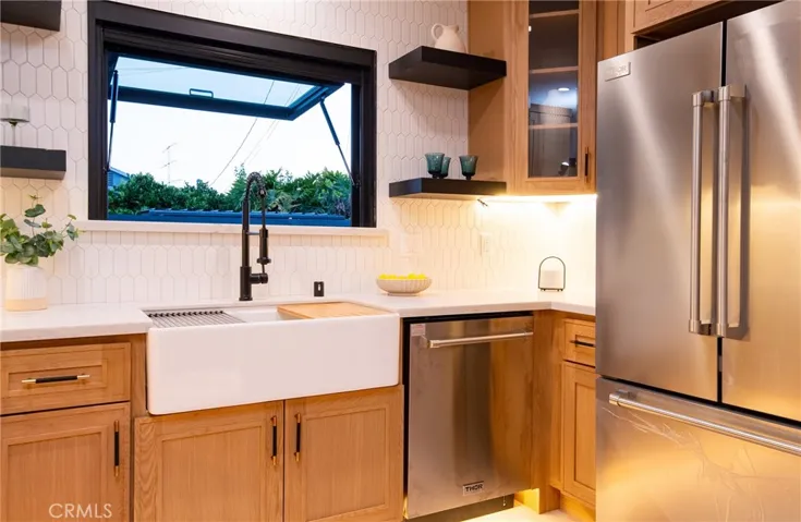 Framer Sink with Awning Window
