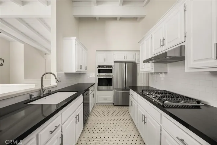 2108 Vista Entrada, Newport Beach, California 92660