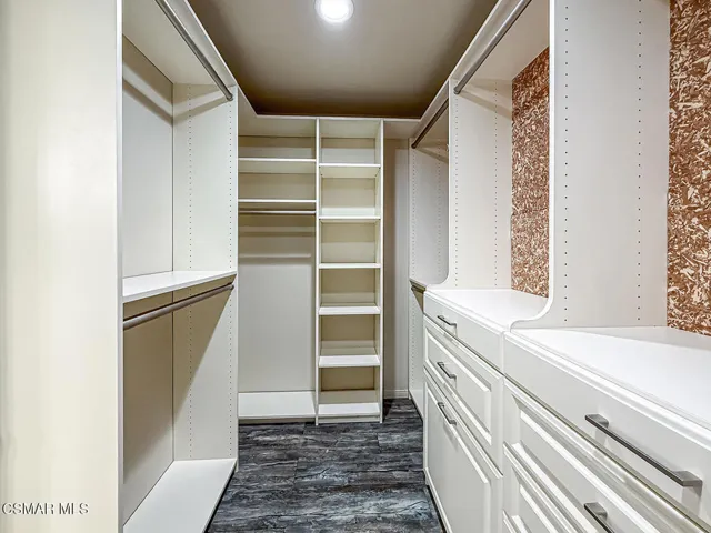 iPrimary Bedroom Suite9