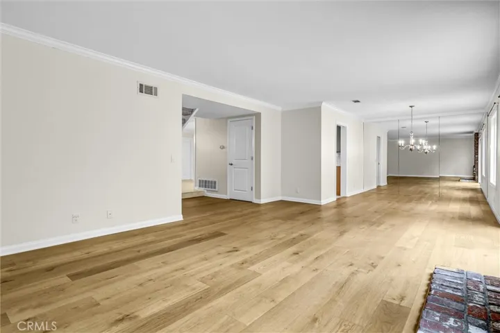 Living room/dining area
